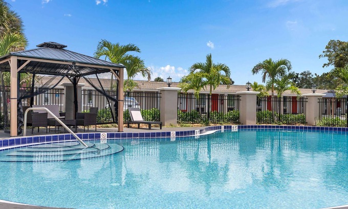 Florida Central Atlantic Coast Hotel | Budget-Friendly Super 8 by Wyndham in Kissimmee with Breakfast