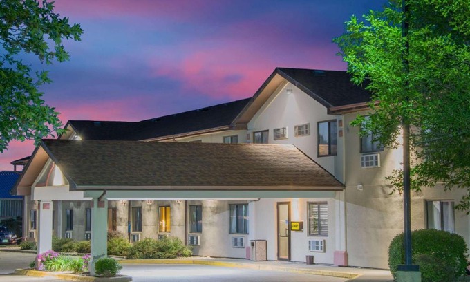Knoxville Hotel | Budget-Friendly Super 8 by Wyndham Knoxville with Hot Tub