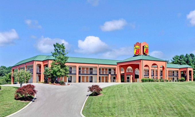 Knoxville Hotel | Budget-Friendly Super 8 by Wyndham Knoxville East with Pool
