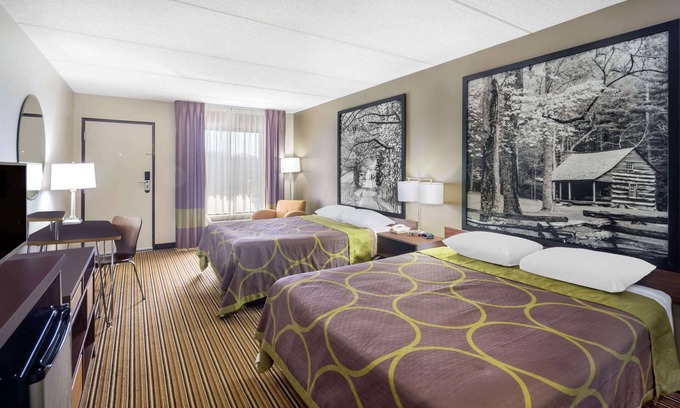 Powell Hotel | Budget-Friendly Super 8 by Wyndham Knoxville North with Pool