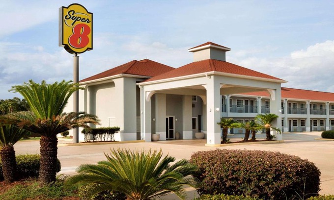 Lake Charles Hotel | Budget-Friendly Stay at Super 8 by Wyndham Lake Charles