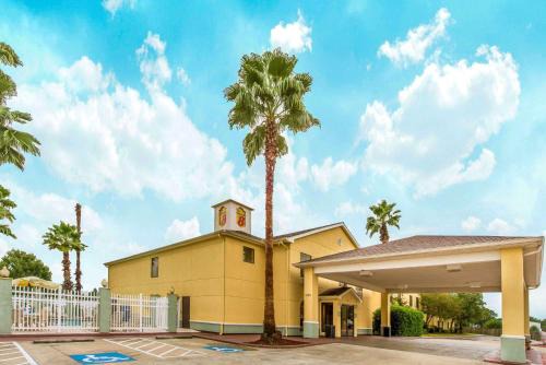 Lake Charles Hotel | Affordable Super 8 by Wyndham Lake Charles with Family Amenities