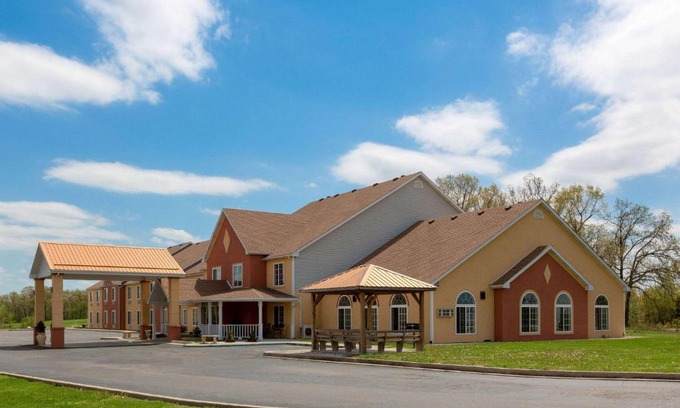 Eldon Hotel | Pet-Friendly Super 8 by Wyndham at Lake of the Ozarks