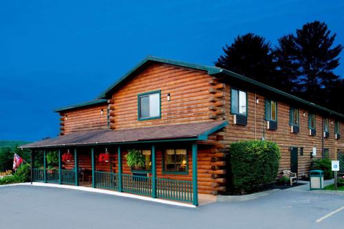 Lake George Hotel | Relax at Super 8 by Wyndham Lake George – Pet Friendly!