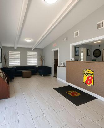 Lantana Hotel | Cozy Oceanfront Retreat at Super 8 by Wyndham Lantana