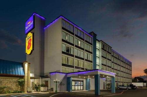 Bonanza Hotel | Super 8 by Wyndham Laredo