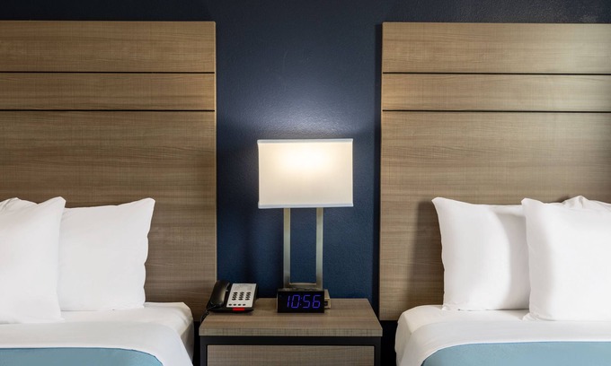 Bonanza Hotel | Comfortable Stay at Super 8 by Wyndham Laredo with Pool