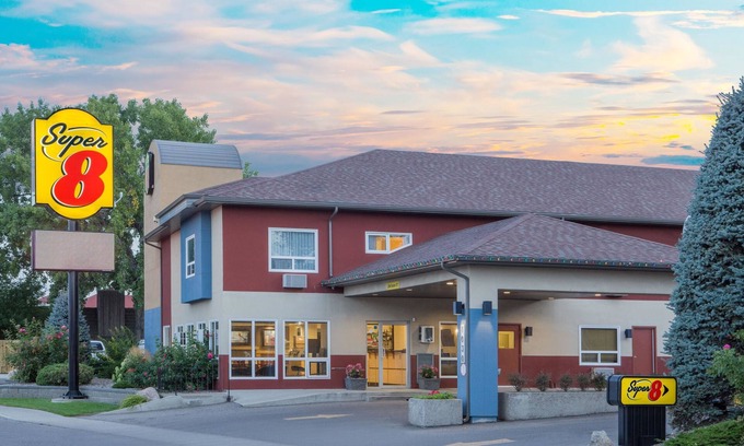 South Lethbridge Hotel | Budget-Friendly Stay at Super 8 by Wyndham Lethbridge