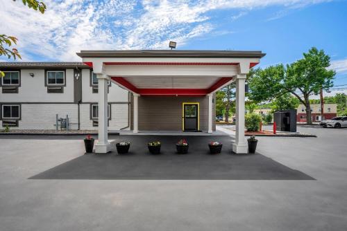 Lewiston Hotel | Convenient Stay at Super 8 by Wyndham Lewiston Auburn