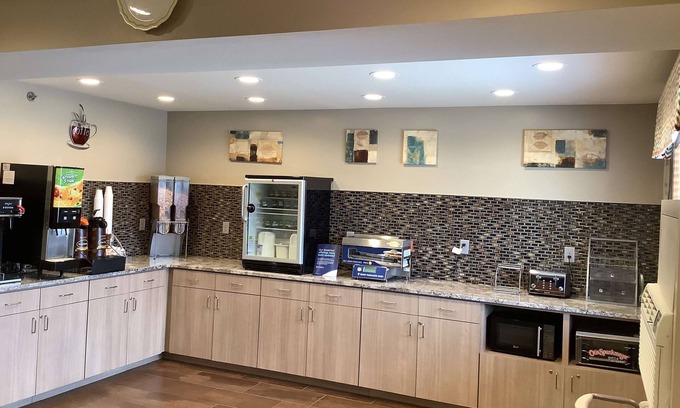Lincoln Hotel | Budget-Friendly Stay at Super 8 by Wyndham Lincoln West