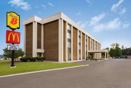 Galeville Hotel | Comfortable Stay at Super 8 by Wyndham Liverpool Airport