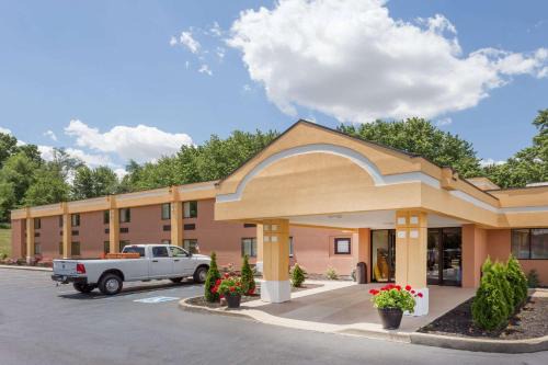 Logansport Hotel | Budget-Friendly Stay at Super 8 by Wyndham Logansport