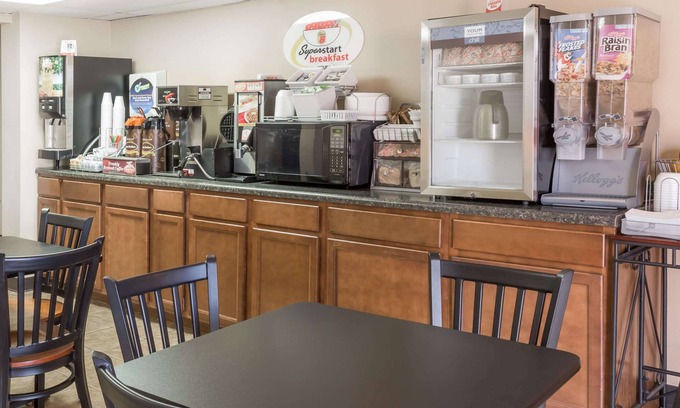 Luverne Hotel | Convenient Stay at Super 8 by Wyndham Luverne with Kitchen