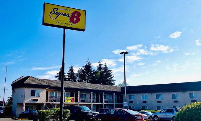 Lynnwood Hotel | Budget-Friendly Super 8 by Wyndham Lynnwood for Families
