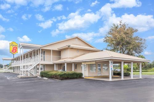 Madison Hotel | Pet-Friendly Comfort at Super 8 by Wyndham Madison