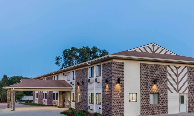 Madison Hotel | Budget-Friendly Stay at Super 8 by Wyndham Madison