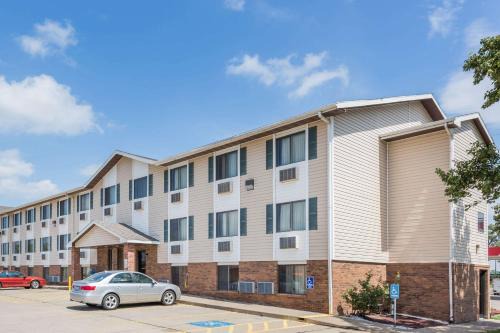Manhattan Hotel | Pet-Friendly Super 8 by Wyndham in Manhattan, KS