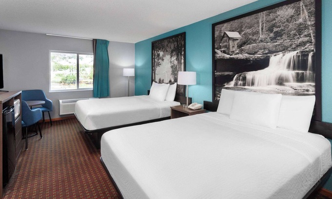 McHenry Hotel | Comfortable Stay at Super 8 by Wyndham McHenry/Fox Lake