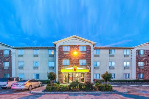 McKinney Hotel | Budget-Friendly Super 8 by Wyndham with Pet-Friendly Amenities