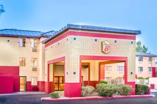 Mesa Hotel | Pet-Friendly Retreat at Super 8 by Wyndham Mesa Gilbert