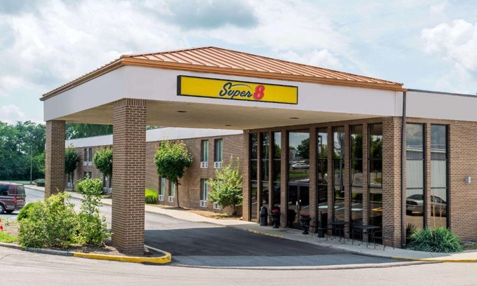 Miamisburg Hotel | Budget-Friendly Super 8 with Pet and Family Amenities