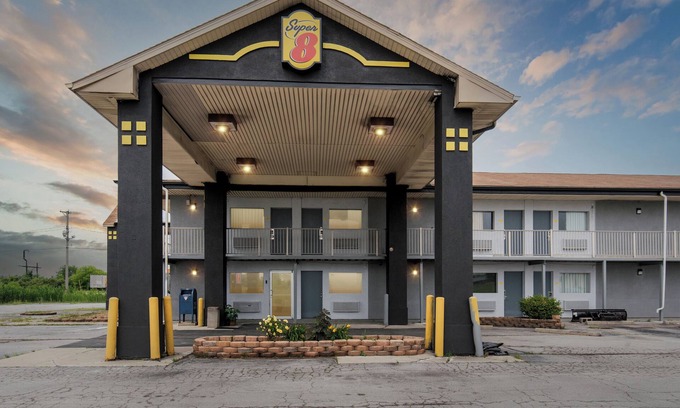 Millbury Hotel | Budget-Friendly Super 8 by Wyndham Millbury with Spa & Dining