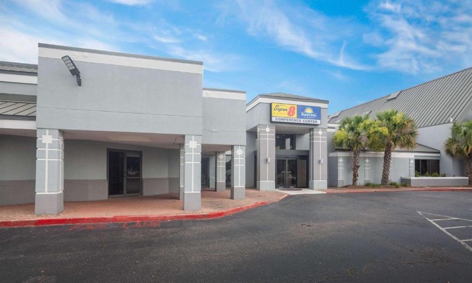 Mobile Hotel | Budget-Friendly Stay at Super 8 by Wyndham Mobile I-65
