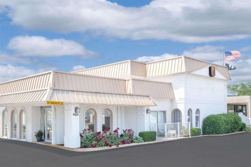 Morton Grove Hotel | Budget-Friendly Stay at Super 8 by Wyndham Morton Grove