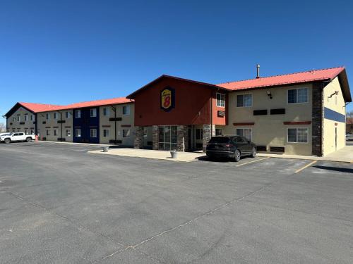 Moriarty Hotel | Convenient Super 8 by Wyndham Moriarty - Pet Friendly Stay