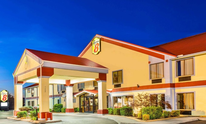 Morristown Hotel | Cozy Super 8 by Wyndham Morristown with Breakfast & Amenities