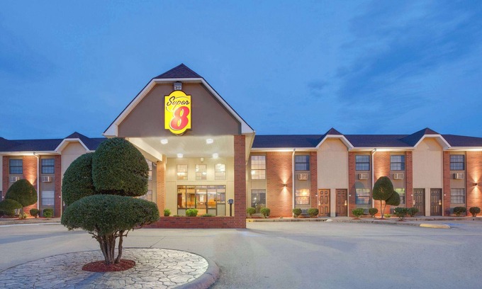 Morrilton Hotel | Comfortable Stay at Super 8 by Wyndham Morrilton with Pool