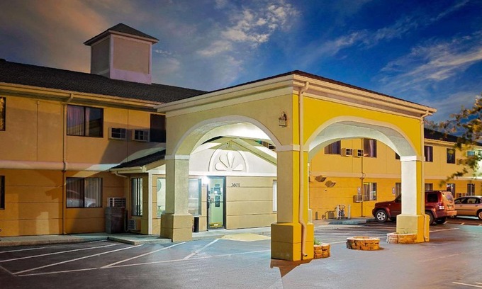 Muncie Hotel | Budget-Friendly Stay at Super 8 by Wyndham Muncie