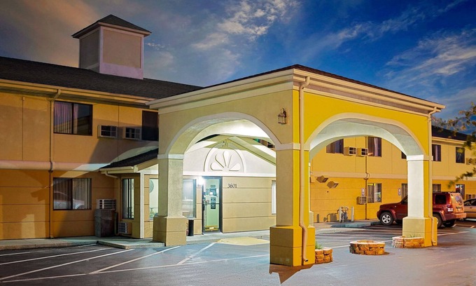 Muncie Hotel | Affordable Stay at Super 8 Muncie/Ball St. with Breakfast