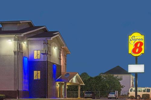 New Castle Hotel | Budget-Friendly Stay at Super 8 by Wyndham New Castle