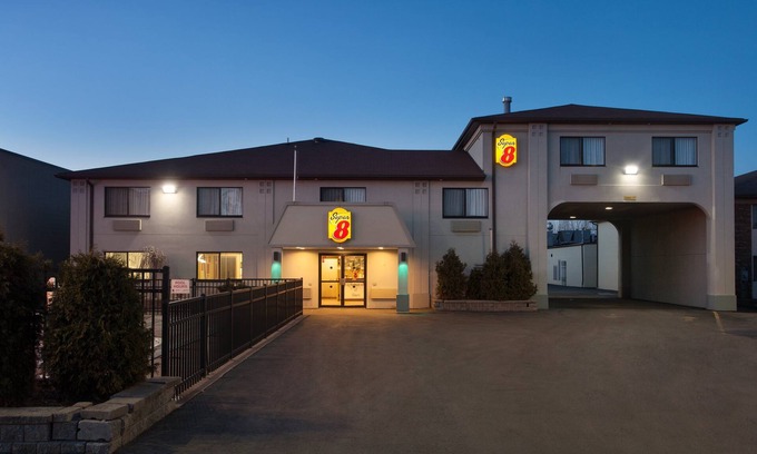 Niagara Falls Hotel | Comfortable Stay at Super 8 by Wyndham Niagara Falls NY
