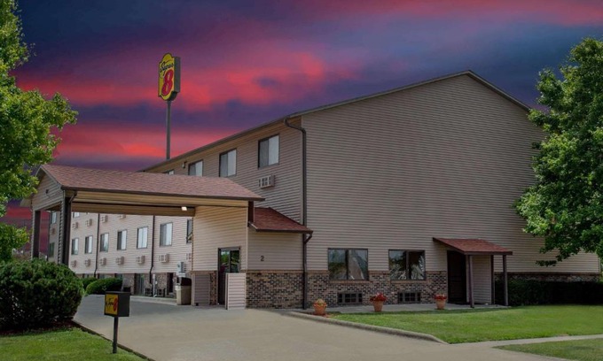 Normal Hotel | Pet-Friendly Stay at Super 8 by Wyndham Normal Bloomington