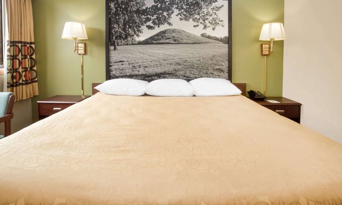 Normal Hotel | Budget-Friendly Super 8 by Wyndham in Normal Bloomington