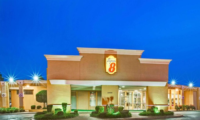 Norman Hotel | Cozy Stay at Super 8 by Wyndham Norman with Pool & Pets