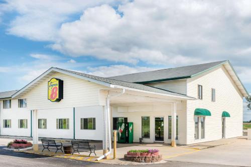 Okawville Hotel | Cozy Stay at Super 8 by Wyndham Okawville - Pet Friendly