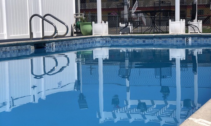 Ontario Hotel | Budget-Friendly Super 8 by Wyndham Ontario with Pool & Spa
