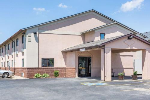Osceola Hotel | Budget-Friendly Stay at Super 8 by Wyndham Osceola IA