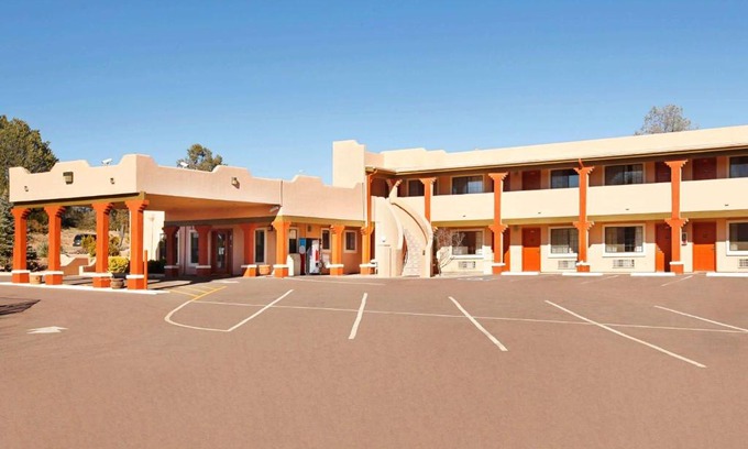 Payson Hotel | Cozy Super 8 by Wyndham Payson with Pool & Ocean View