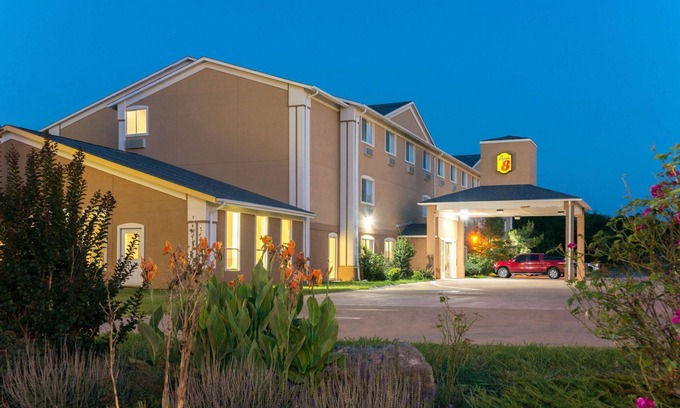 Perry Hotel | Budget-Friendly Stay at Super 8 by Wyndham Perry