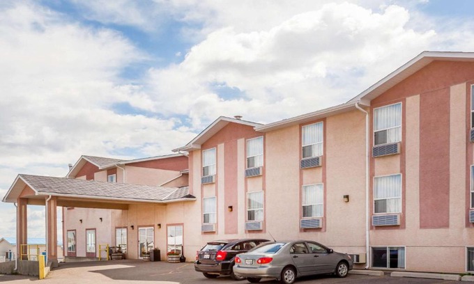 Pincher Creek Hotel | Comfortable Stay at Super 8 by Wyndham Pincher Creek AB