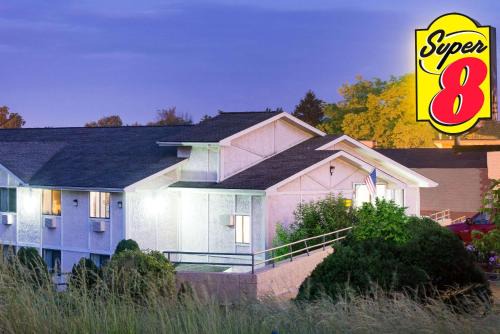 Moon Township Hotel | Convenient Super 8 by Wyndham Pittsburgh PA Airport Stay