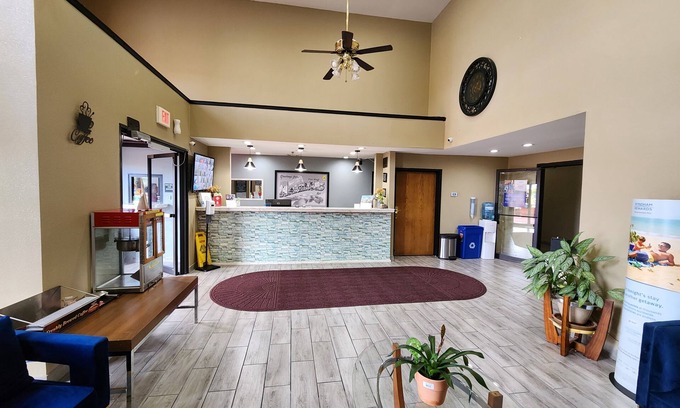 Pine Bluff Hotel | Cozy Super 8 by Wyndham Pine Bluff with Pool & Breakfast
