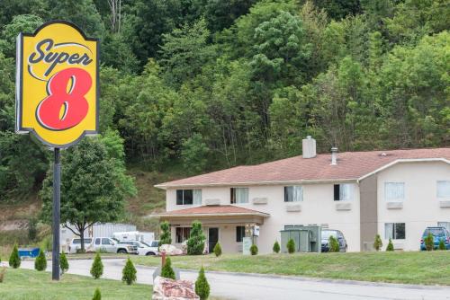 Plum Hotel | Pet Friendly Super 8 by Wyndham Pittsburgh/Monroeville Stay