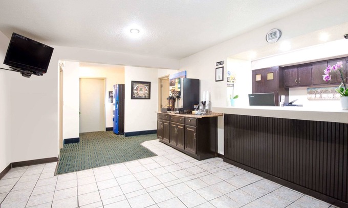 Moon Township Hotel | Budget-Friendly Super 8 by Wyndham Pittsburgh with Breakfast