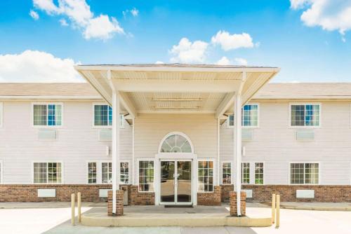 Platte City Hotel | Budget-Friendly Super 8 by Wyndham with Family Amenities