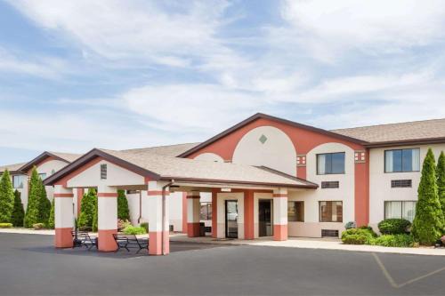 Plymouth Hotel | Oceanfront Comfort at Super 8 by Wyndham Plymouth
